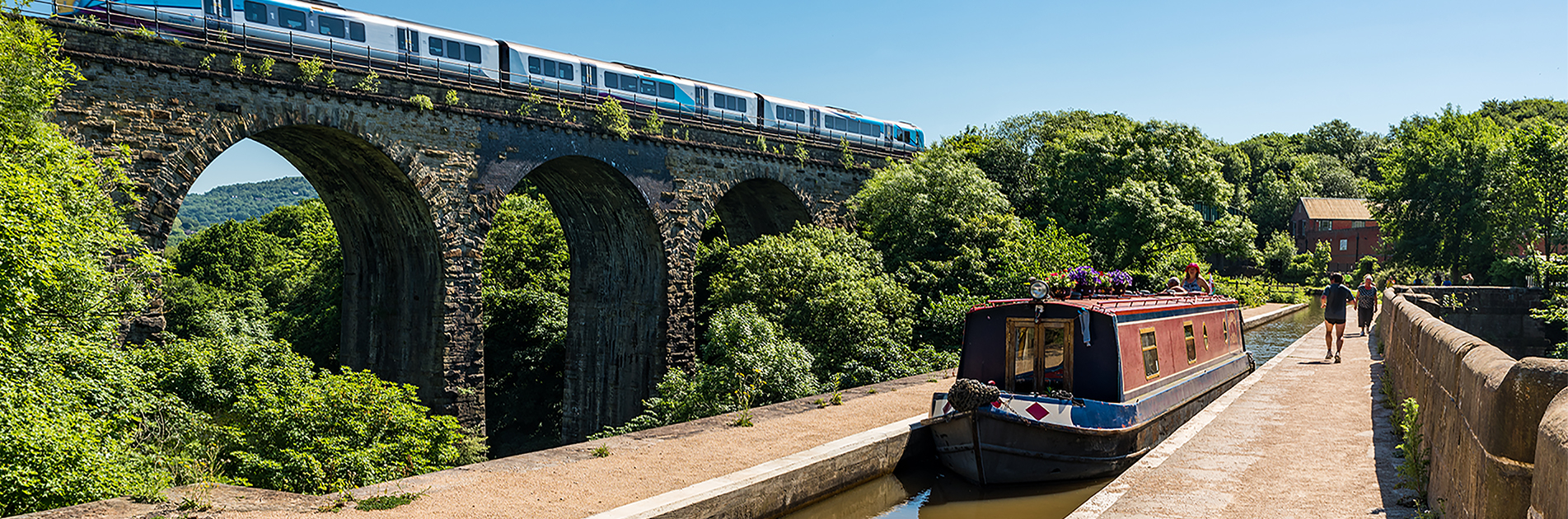 Narrowboat ved bro n&aelig;r Manchester 