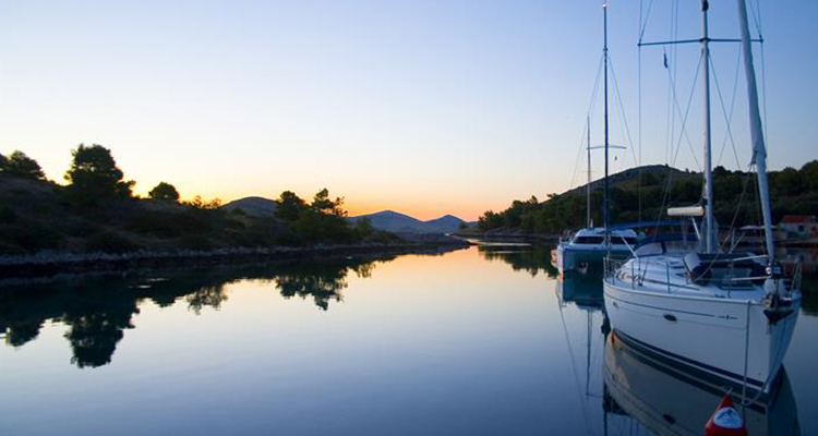 Nyd solnedgangen fra båden