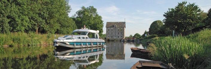 Elveb&aring;t p&aring; vannet i Anjou