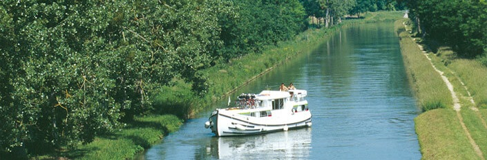 Elveb&aring;t p&aring; vannet i Picardie